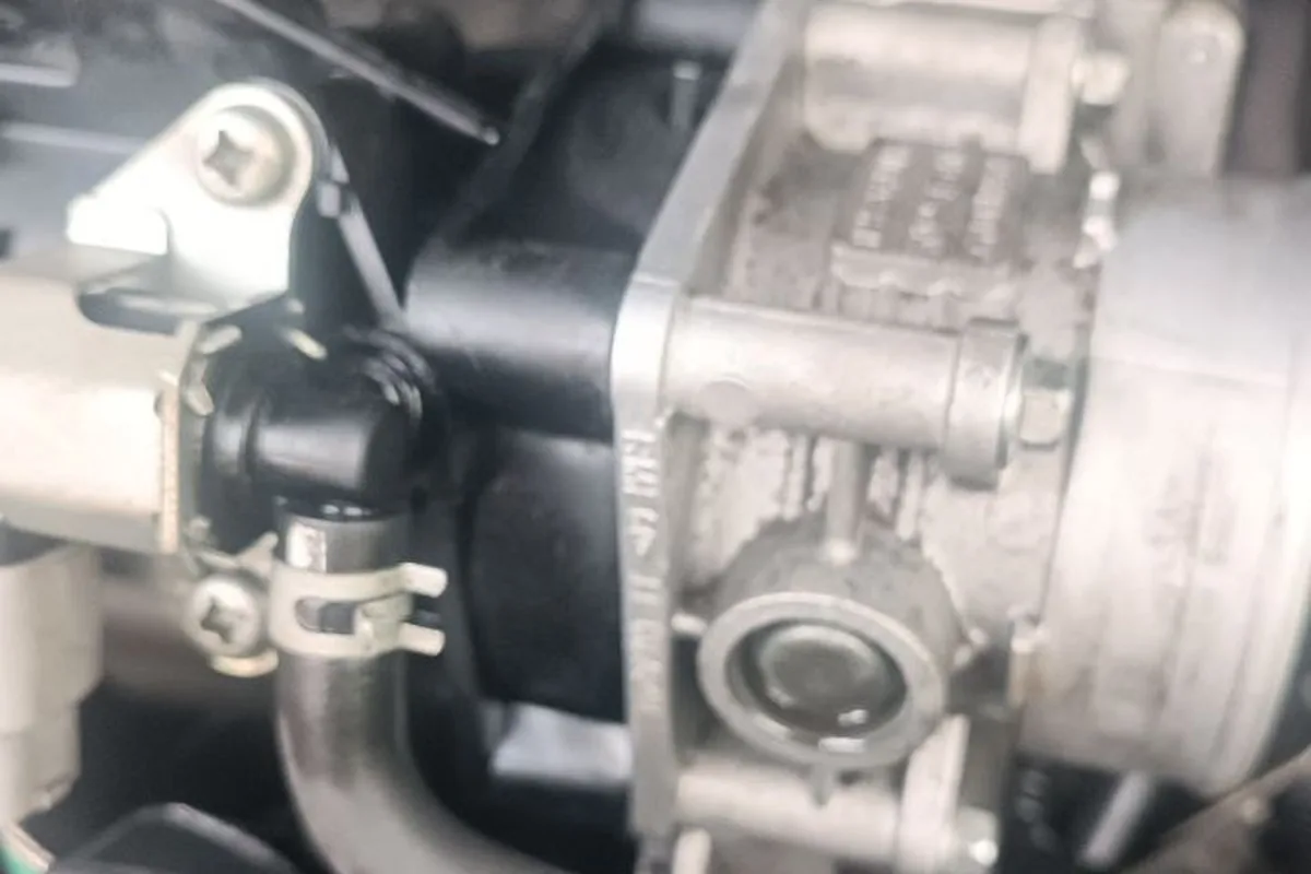 Дроссельная заслонка на двигателе Nissan Qashqai J10