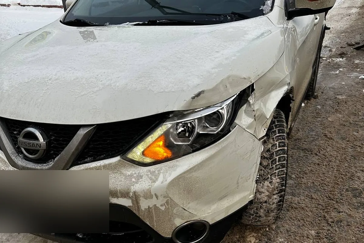 Белый Nissan Qashqai J11 с повреждённым крылом, фарой и бампером