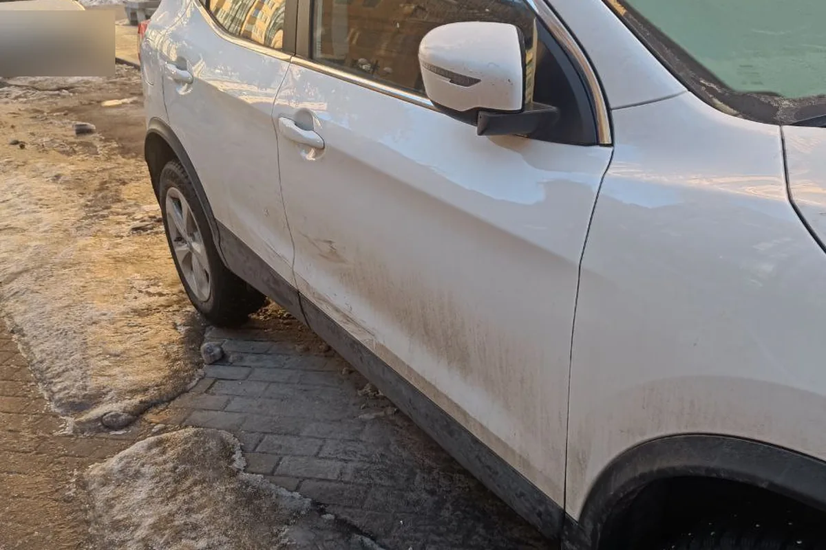 Вмятина и царапины на дверях белого Nissan Qashqai J11