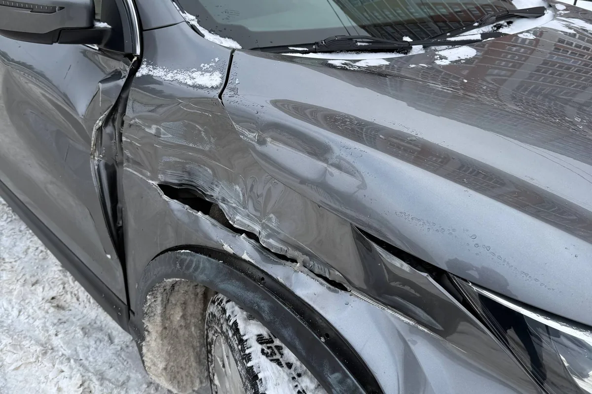 Помятые крыло и дверь Nissan Qashqai J11 2018 после ДТП