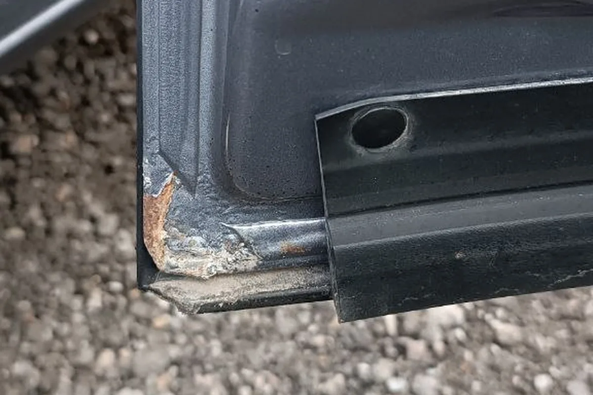 Ржавчина в нижнем углу двери Nissan Qashqai