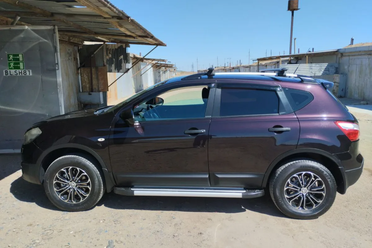 Nissan Qashqai J10 рестайлинг с мотором 1.6 и механикой, вид сбоку