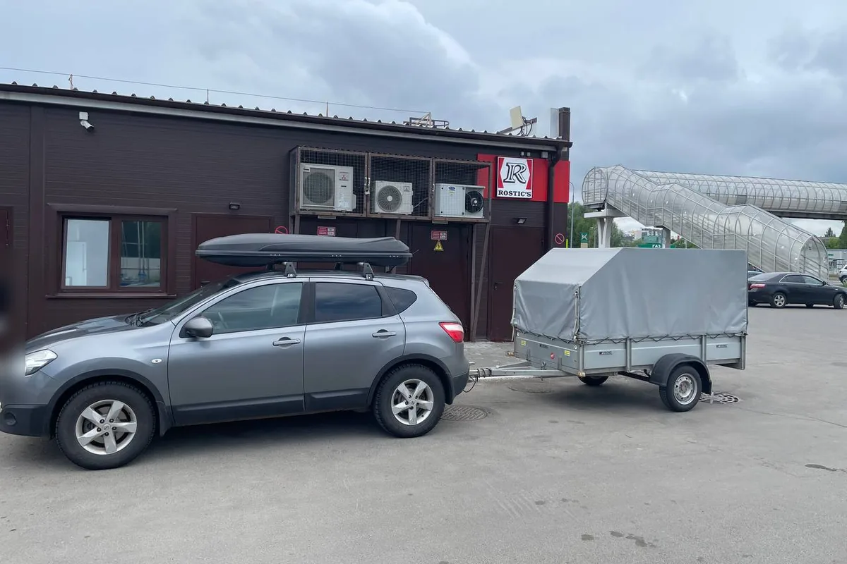 Nissan Qashqai J10 с боксом на крыше и прицепом
