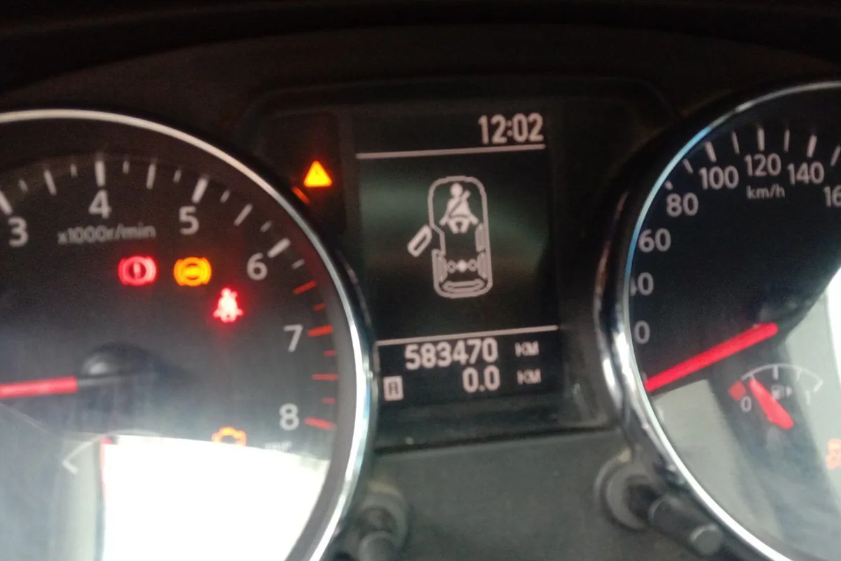 Пробег 583 470 км на приборке Nissan Qashqai J10 с мотором 2.0