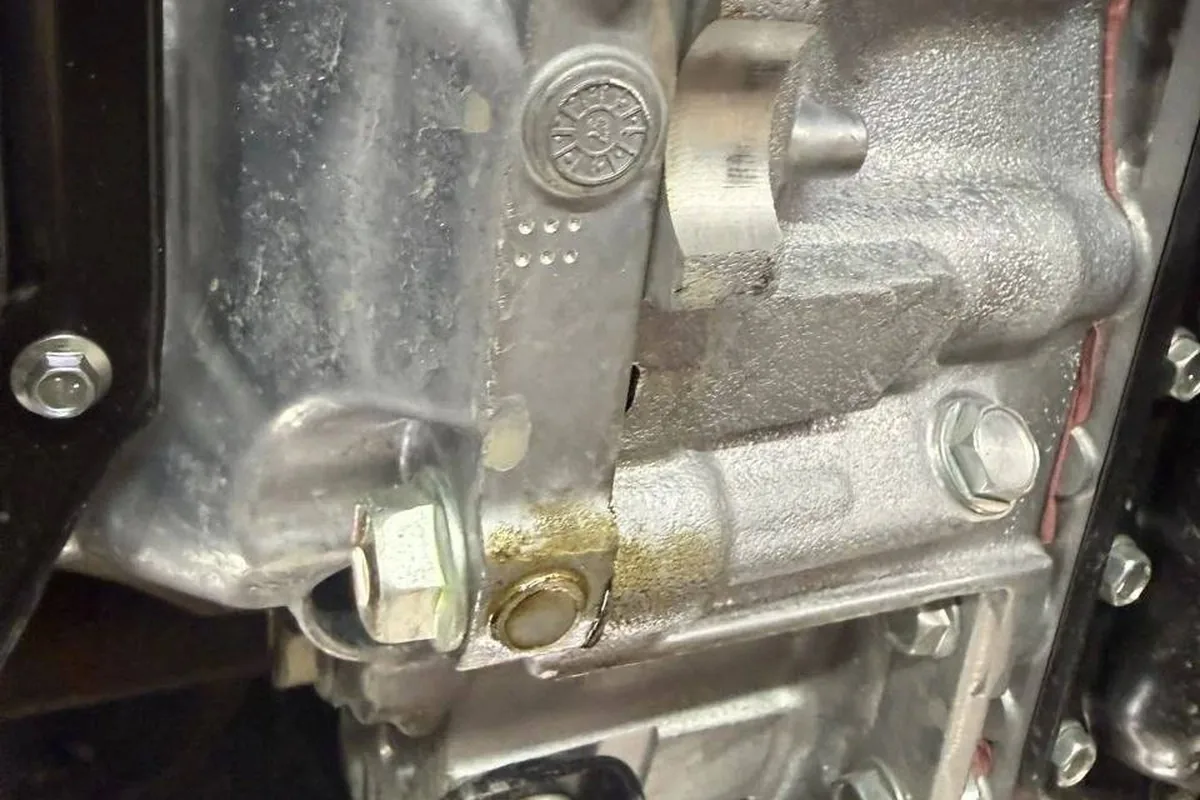 Запотевание стыка двигателя и коробки Nissan Qashqai снизу