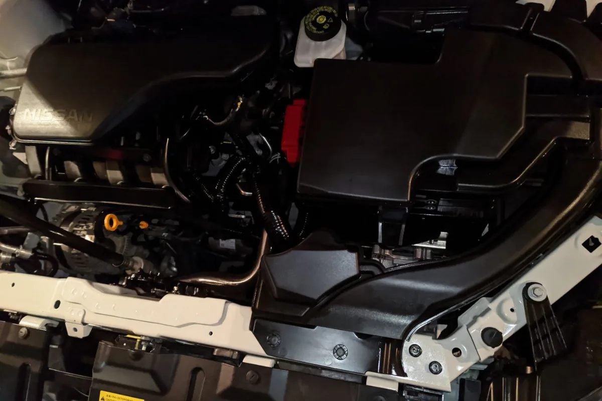 Подкапотное пространство Nissan Qashqai J11 после мойки двигателя