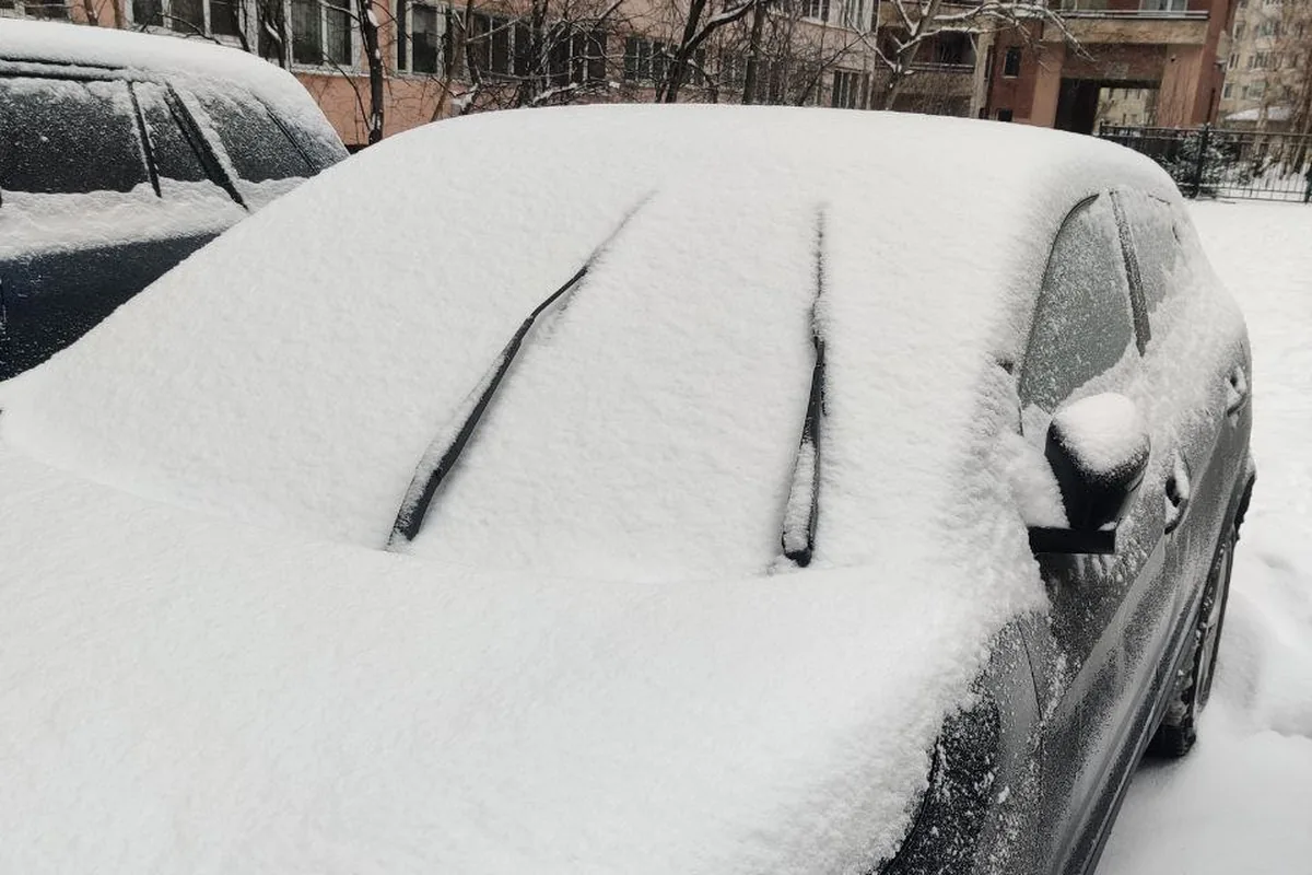 Дворники Nissan Qashqai в сервисном положении под снегом