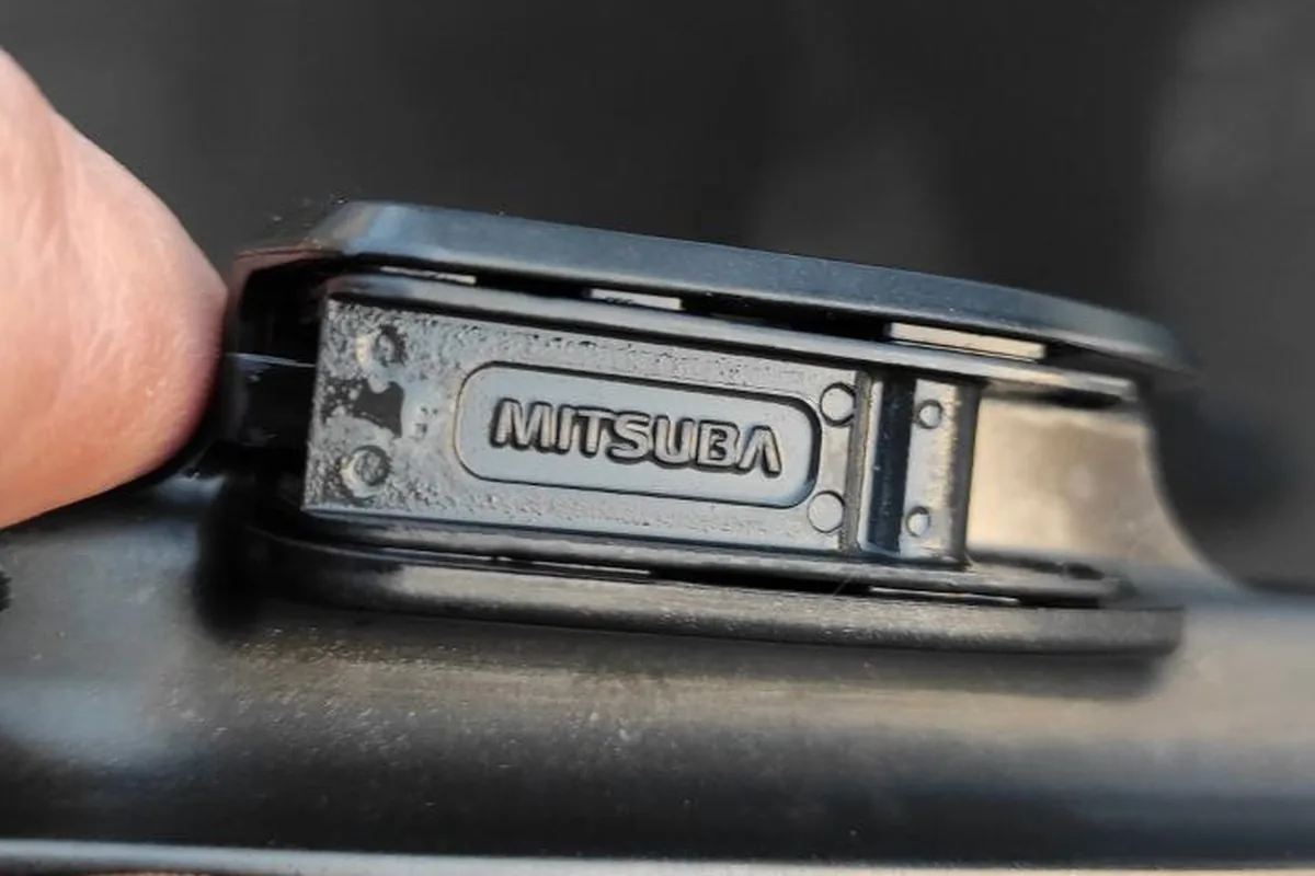 Штатная щётка стеклоочистителя Mitsuba на Nissan Qashqai J11