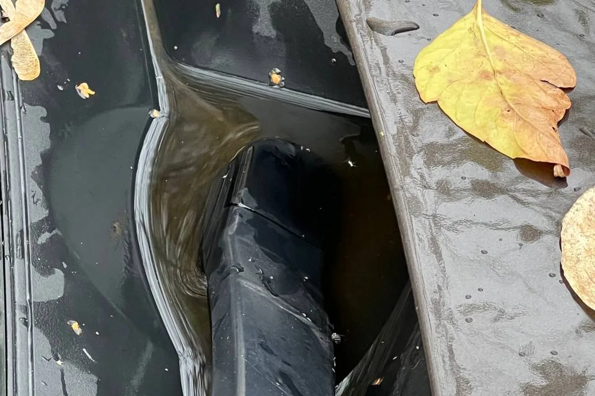 Вода в нише под жабо у дворников Nissan Qashqai J11