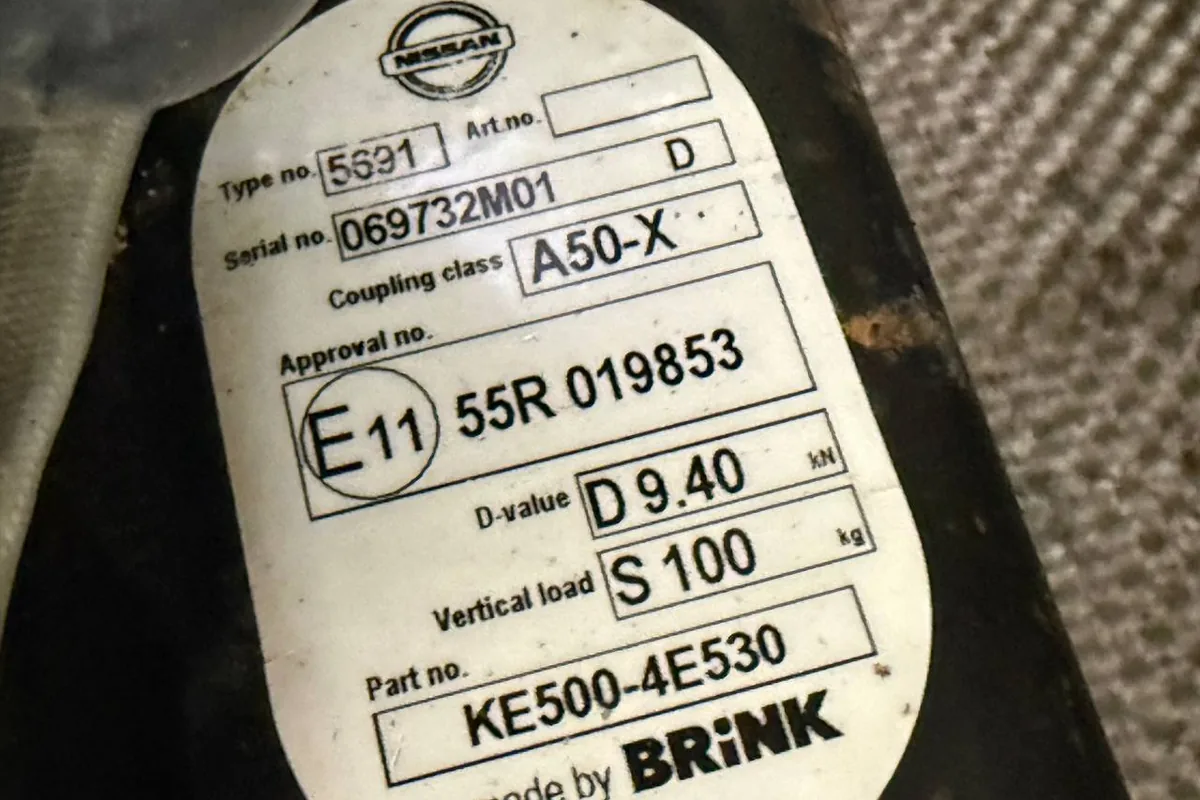 Табличка оригинального фаркопа Brink на Nissan Qashqai J11
