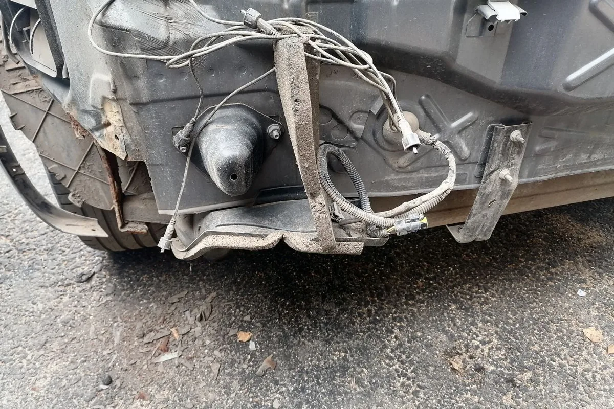 Задняя панель Nissan Qashqai J10 со снятым бампером и проводкой фаркопа