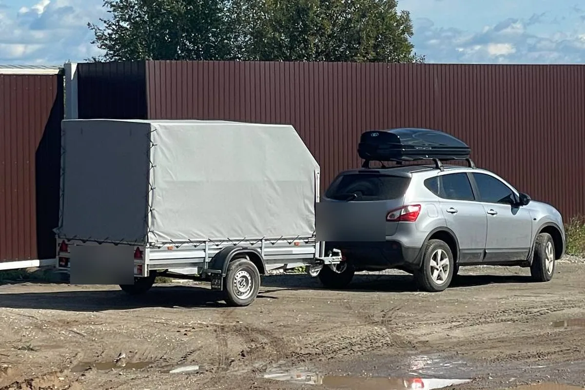 Nissan Qashqai J10 с боксом на крыше и прицепом с тентом