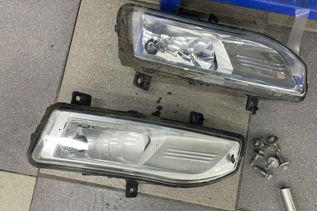 Снятые противотуманные фары Nissan Qashqai J11, одна помутневшая