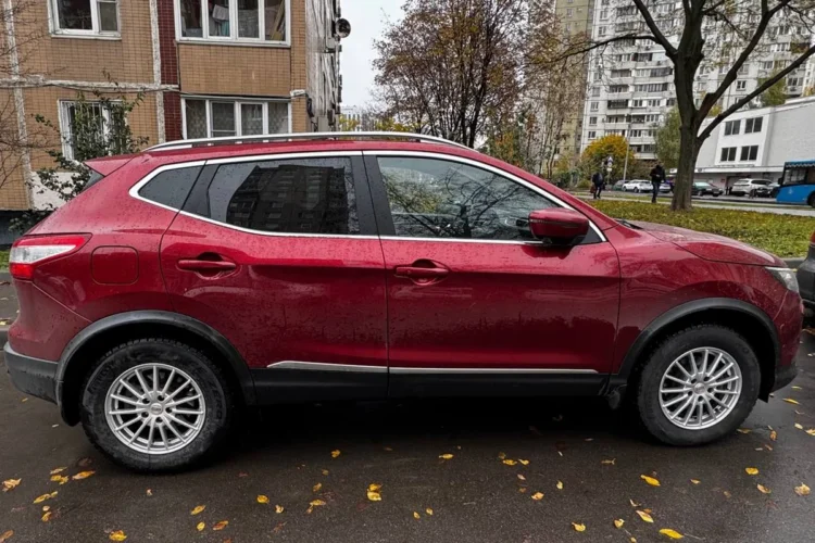 Красный Nissan Qashqai J11 на литых дисках R16