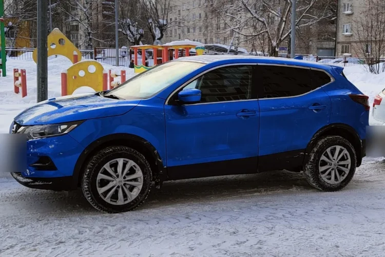 Синий Nissan Qashqai J11 после рестайлинга на штатном литье R17