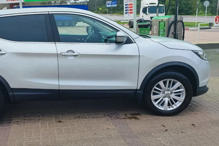 Серебристый Nissan Qashqai J11 на оригинальных дисках R17 от Teana