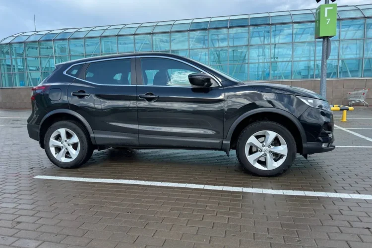 Чёрный Nissan Qashqai J11 после рестайлинга на литье R17