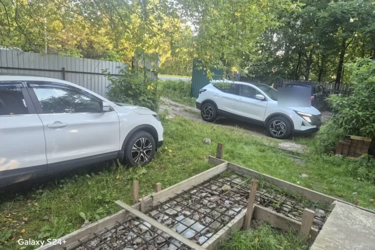Белый Nissan Qashqai J11 на неоригинальных двухцветных дисках R17