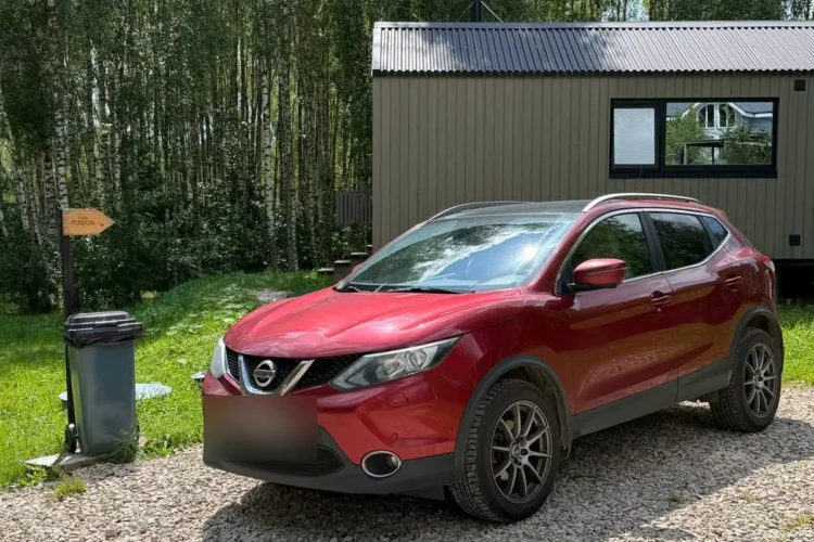 Красный Nissan Qashqai J11 на тёмных дисках A-Tech Schneider R18