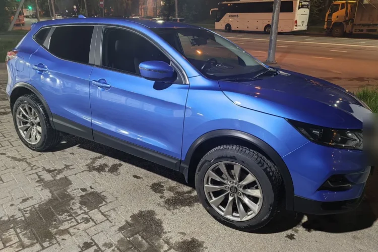 Синий Nissan Qashqai J11 после рестайлинга на литье R18 с шиной 235/55