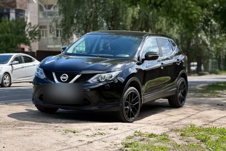 Чёрный Nissan Qashqai J11 на чёрных дисках R18 с низкопрофильной шиной