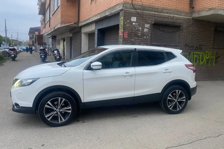 Белый Nissan Qashqai J11 на двухцветных дисках R18