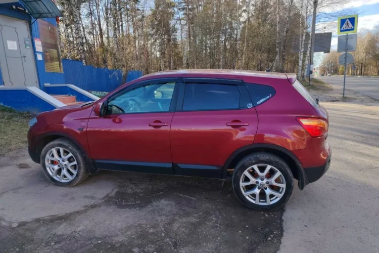 Красный Nissan Qashqai J10 на литых дисках R18