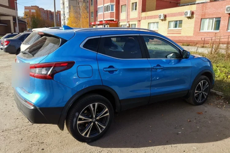 Синий Nissan Qashqai J11 после рестайлинга на штатных дисках R18