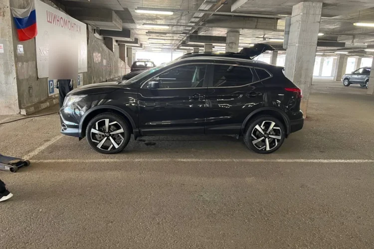 Чёрный Nissan Qashqai J11 на двухцветных дисках R19