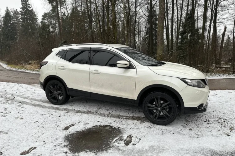 Белый Nissan Qashqai J11 на чёрных дисках R19 с шиной 235/45