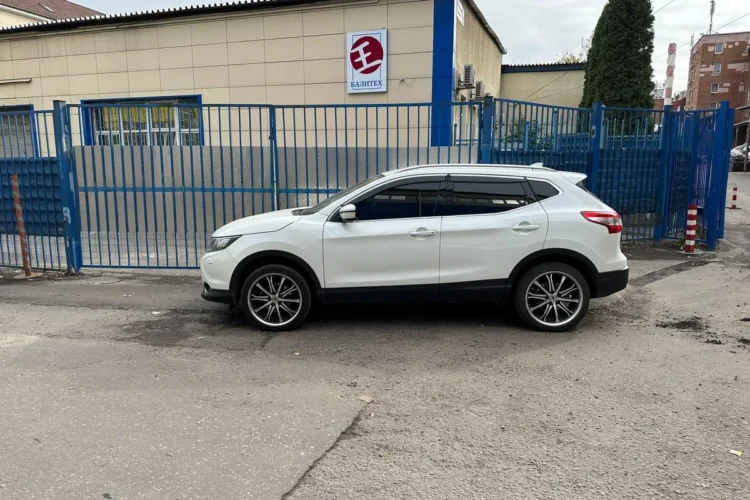 Белый Nissan Qashqai J11 на многоспицевых дисках R19 с шиной 245/40