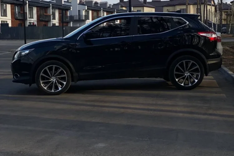Чёрный Nissan Qashqai J11 на дисках R19 с шиной 245/45