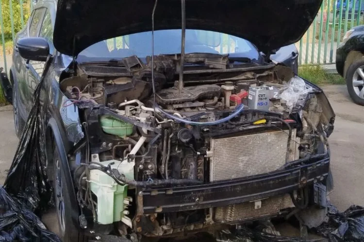 Nissan Qashqai J11 со снятым бампером и разбитым передком во дворе