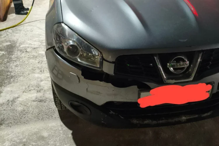 Nissan Qashqai J10 с разорванным передним бампером на заправке