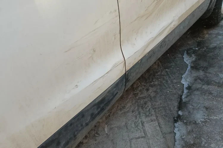 Царапины на двух дверях белого Nissan Qashqai J11 после наезда на парковке