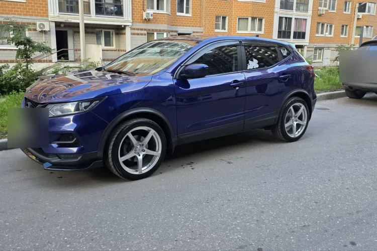 Синий Nissan Qashqai J11 после рестайлинга с перекрашенным передком