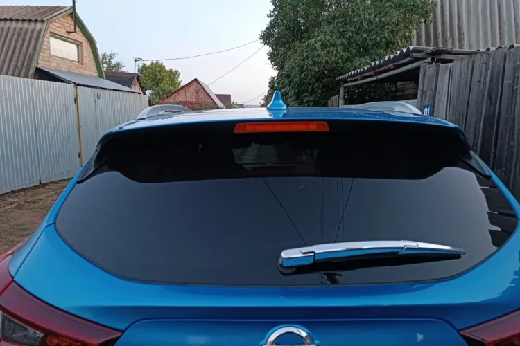 Хромированный поводок заднего дворника на Nissan Qashqai J11
