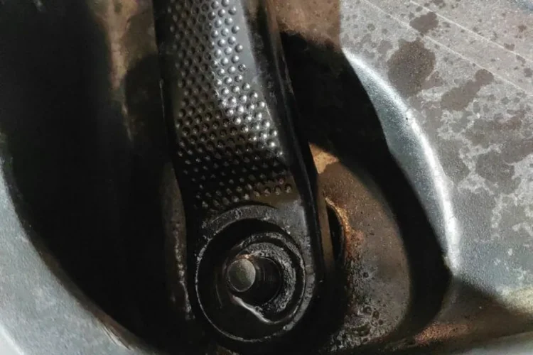 Прикипевший поводок дворника Nissan Qashqai на шлицах трапеции