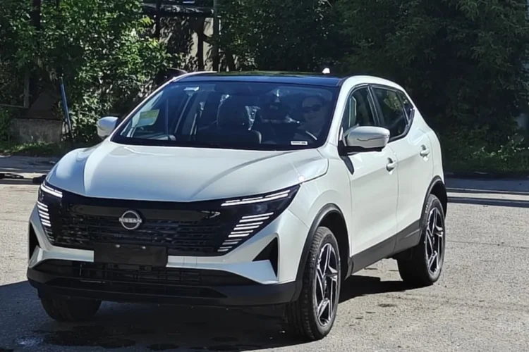 Белый Nissan Qashqai из Китая в максимальной комплектации после получения