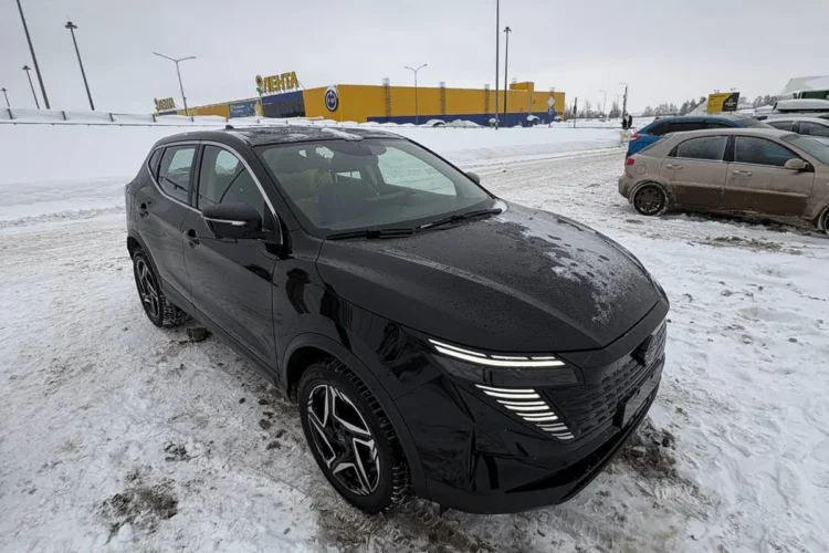 Чёрный Nissan Qashqai из Китая с узкими ходовыми огнями на снегу