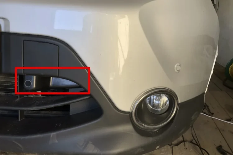 Передний бампер Nissan Qashqai Glory с отмеченным местом под датчик