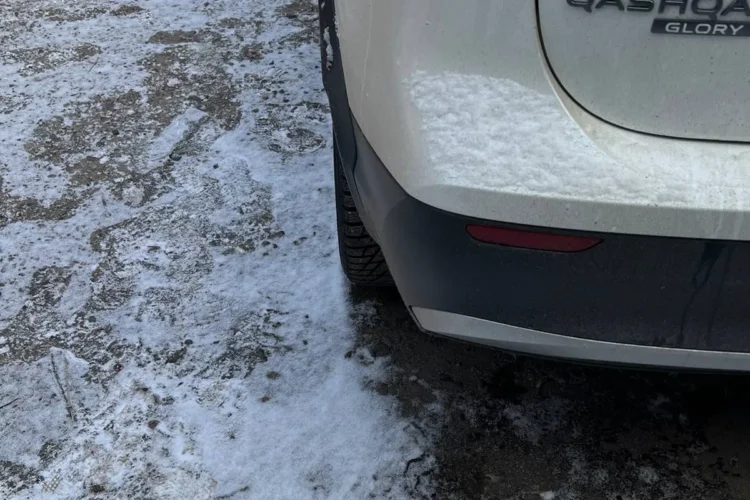 Задний бампер Nissan Qashqai Glory, забрызганный из-под колеса