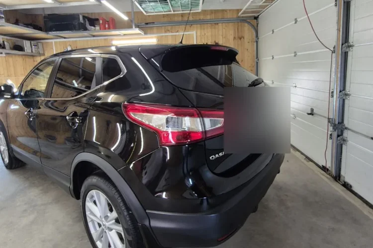 Чёрный Nissan Qashqai J11 с крашеными брызговиками в гараже