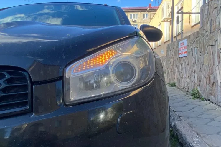 Фара Nissan Qashqai J10 с оранжевыми лампами в габаритах
