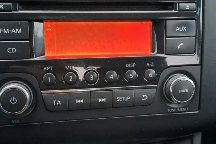 Штатная CD-магнитола с красным дисплеем в Nissan Qashqai J10