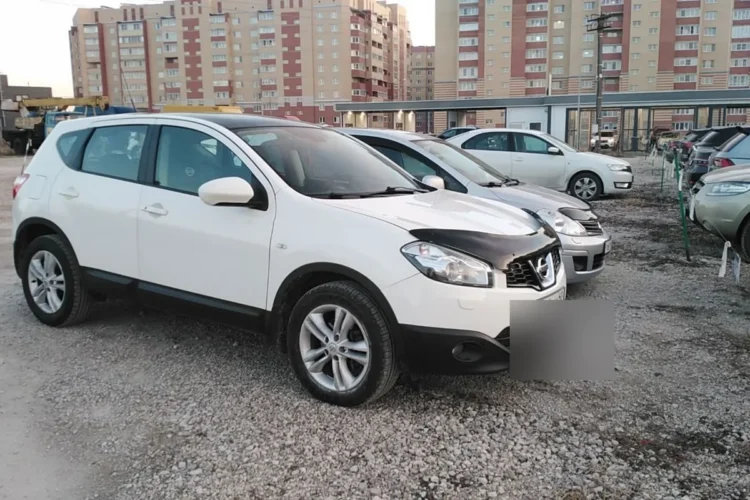 Белый Nissan Qashqai J10 2010 года после рестайлинга на стоянке