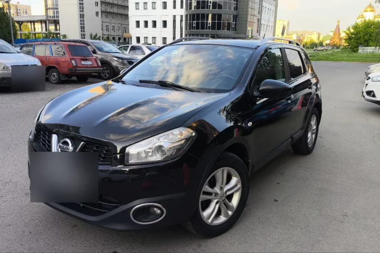 Чёрный Nissan Qashqai J10 после рестайлинга с мотором 2.0 и 4WD