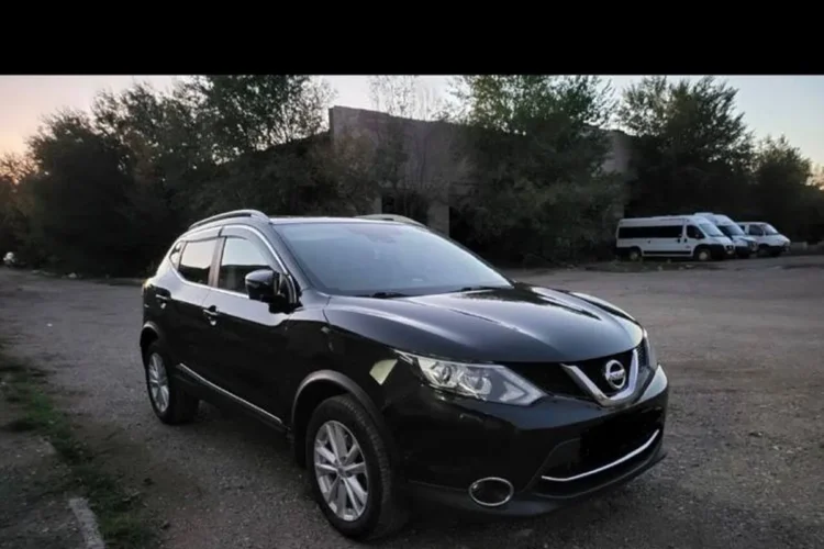 Чёрный Nissan Qashqai J11 с полным приводом на пустыре