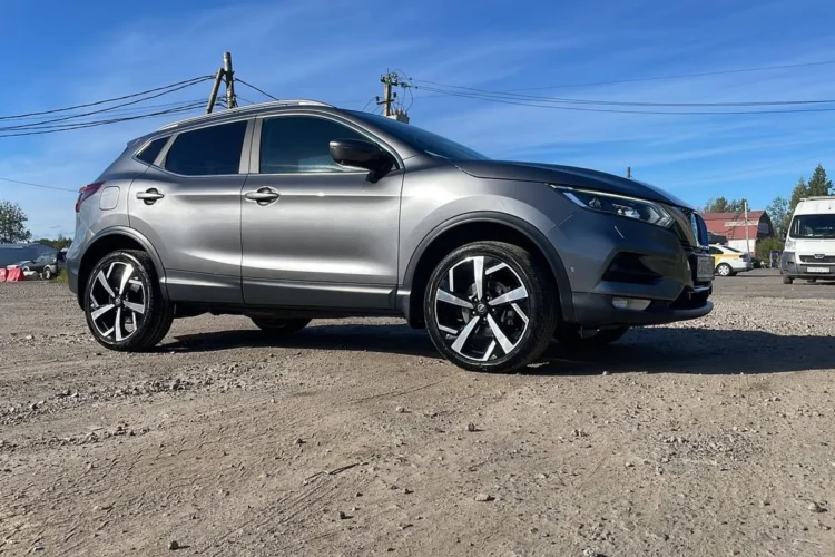Серый Nissan Qashqai J11 с мотором 2.0 и полным приводом сбоку