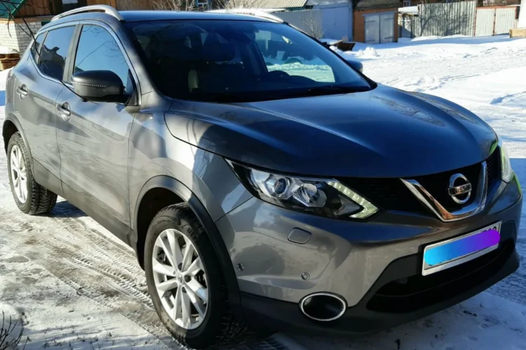 Серый Nissan Qashqai J11 2016 года с полным приводом на снегу